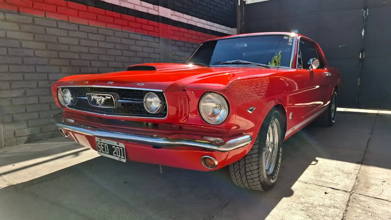 Vista frontal de un Ford Mustang rojo terminado