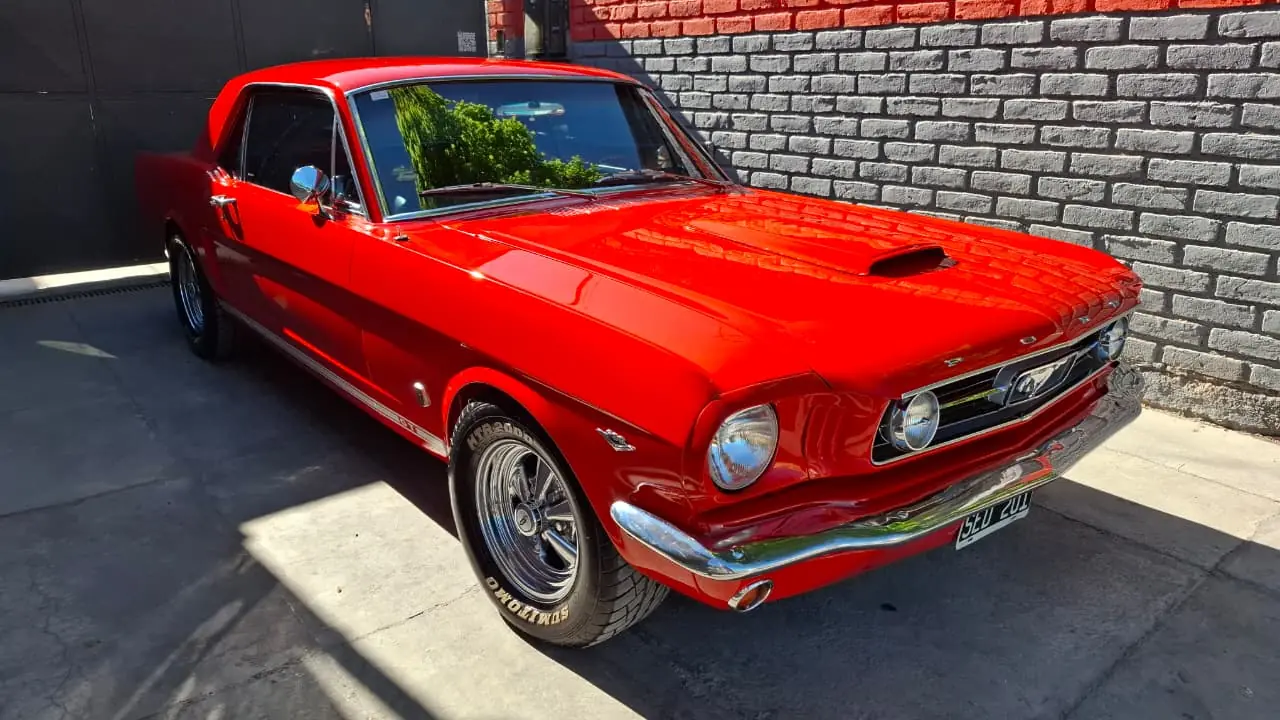 Ford Mustang rojo restaurado en el taller Auto Elite