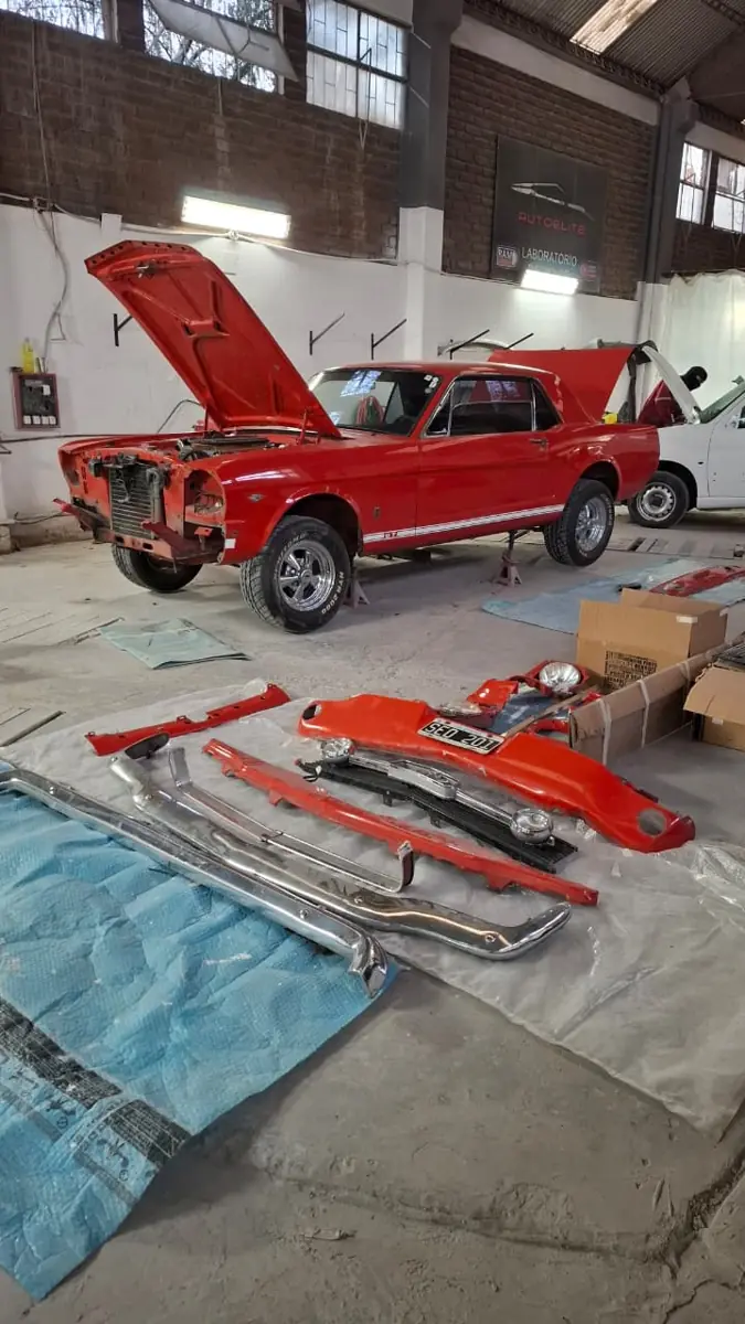 Ford Mustang durante el desarme y la preparación en el taller